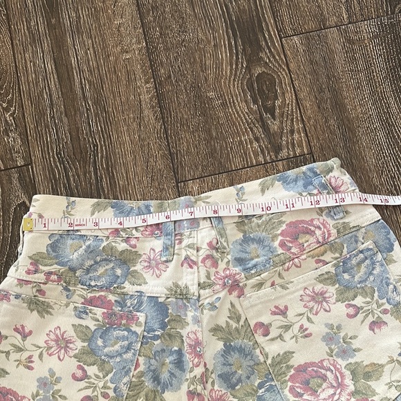 Not Guilty Floral Jean Shorts - Picture 4 of 6